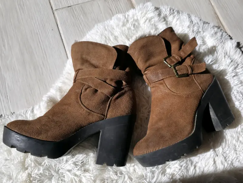 Botines marrones con tacón y forro de pelaje - 6