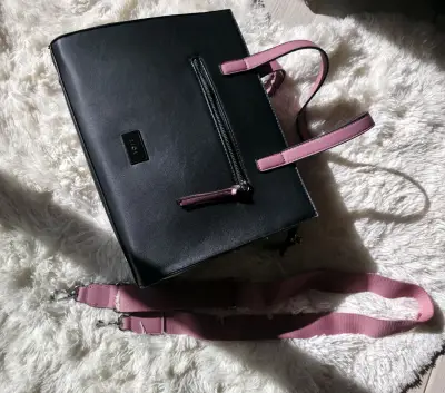 Cartera negra con asas rosas - miniatura 1