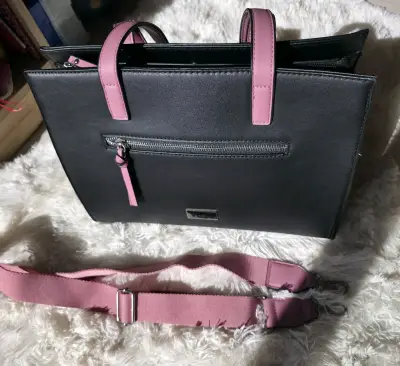 Cartera negra con asas rosas - miniatura 2