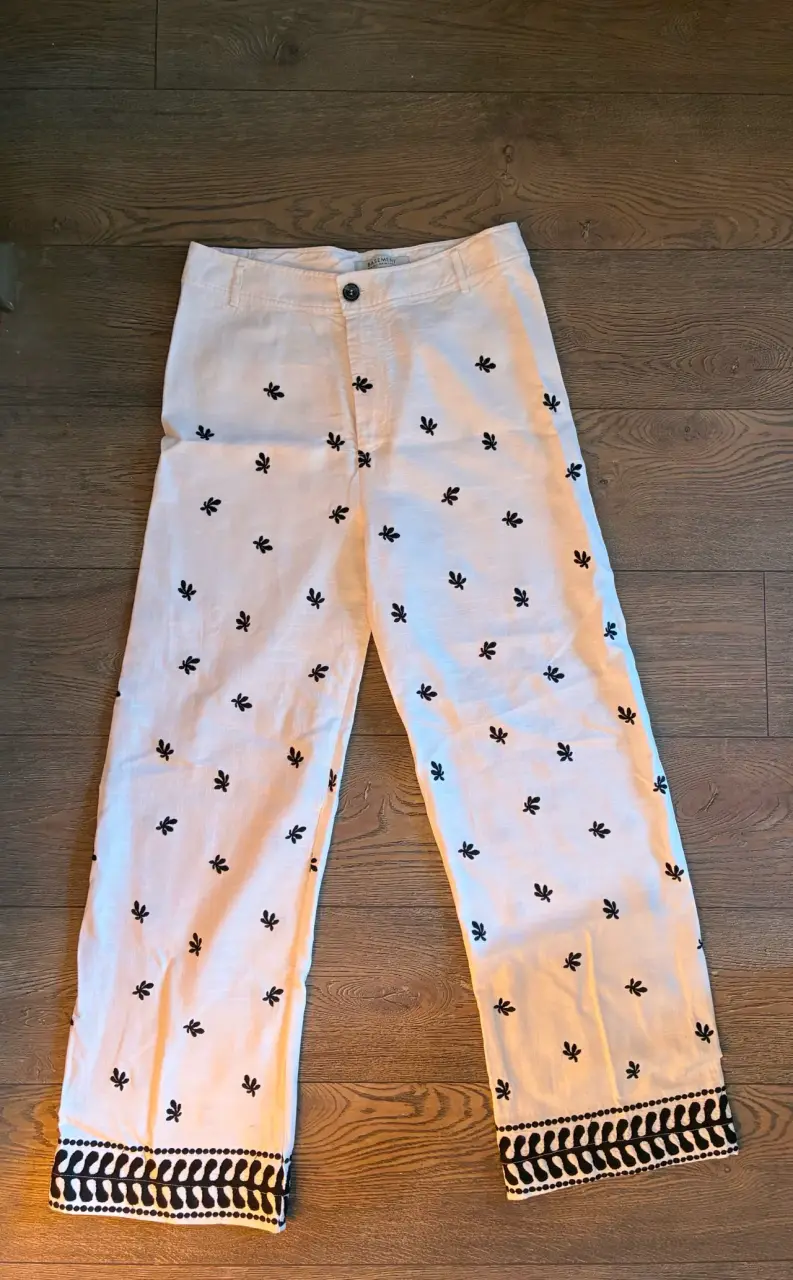 Pantalones blanco bordados
