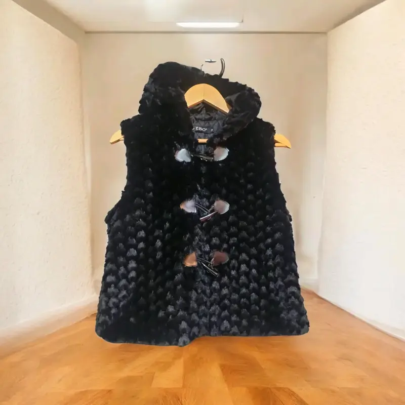 Chaleco negro de piel sintética