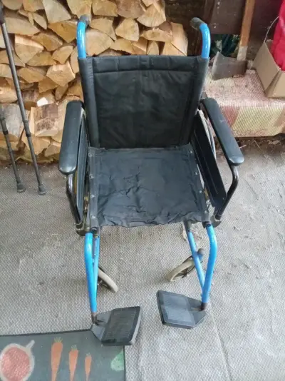 Silla de ruedas plegable azul - miniatura 1