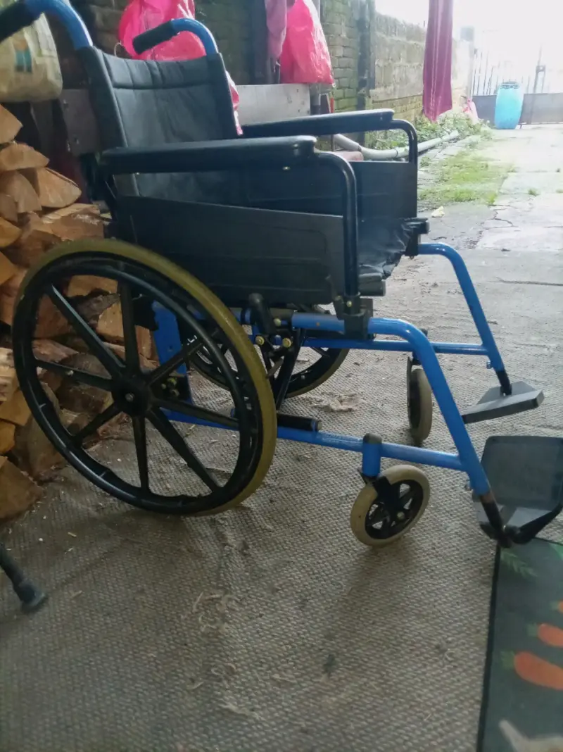Silla de ruedas plegable azul - 2