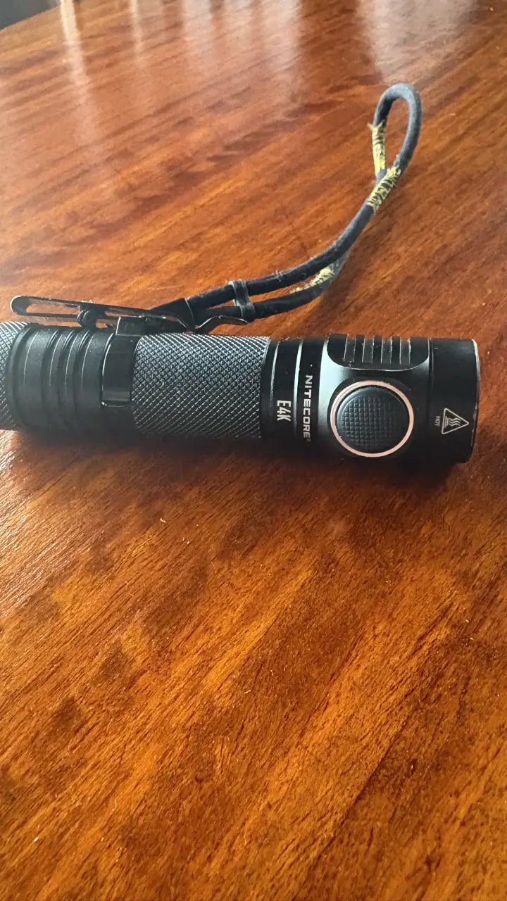 Linterna Nitecore E4K 4400 lúmenes - 4