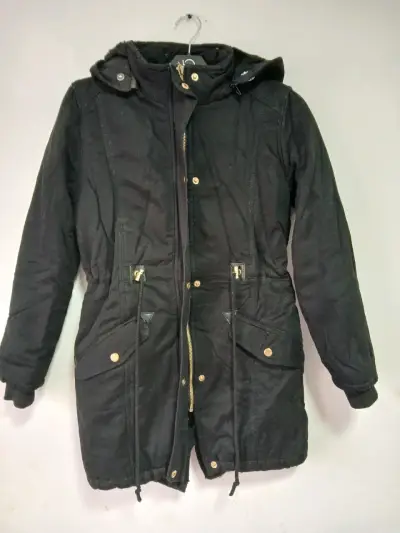 Chaqueta  negra con capucha - miniatura 1