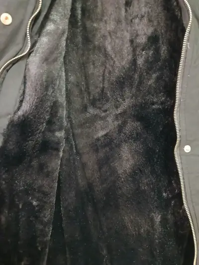 Chaqueta  negra con capucha - miniatura 2