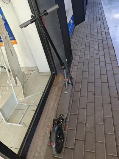 Scooter eléctrico plegable negro - miniatura 1