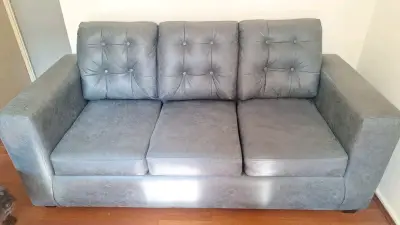 Sofá gris en buen estado - miniatura 1