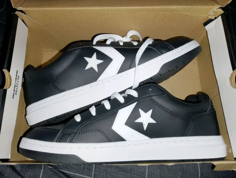 Zapatillas negras con estrella blanca