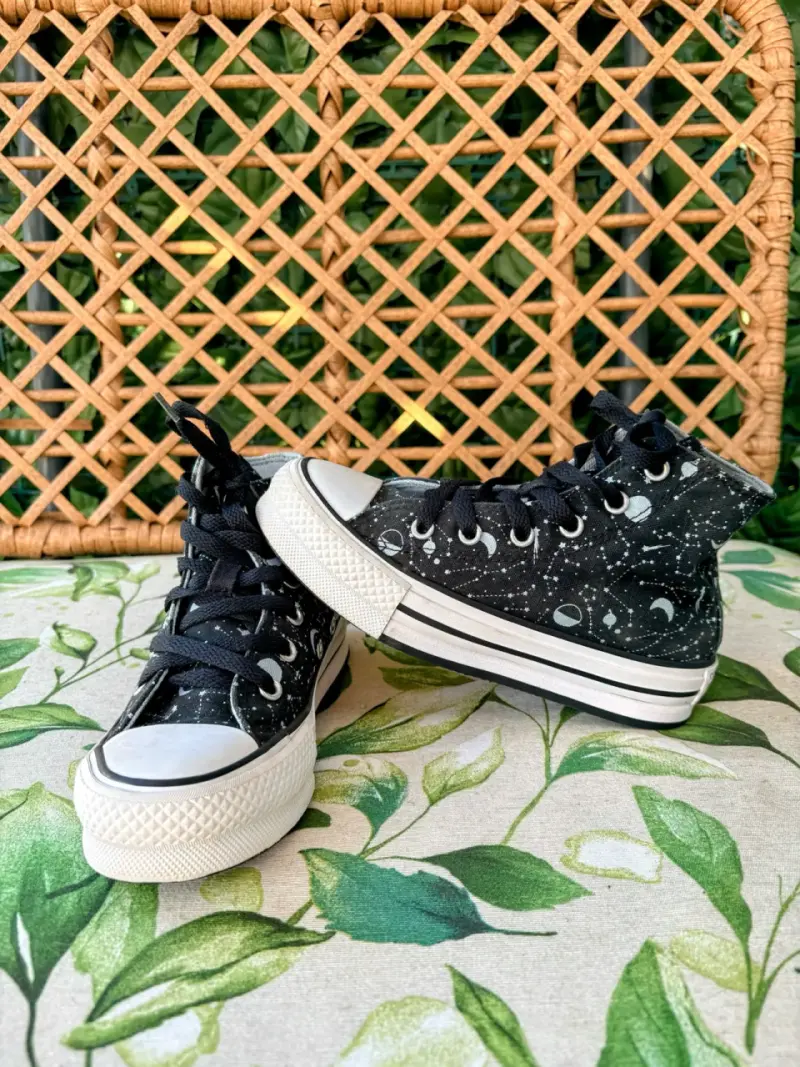 Zapatillas negras con diseño lunar converse