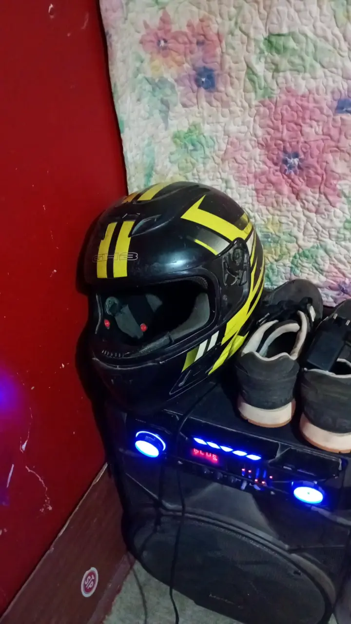 Casco de moto negro y amarillo