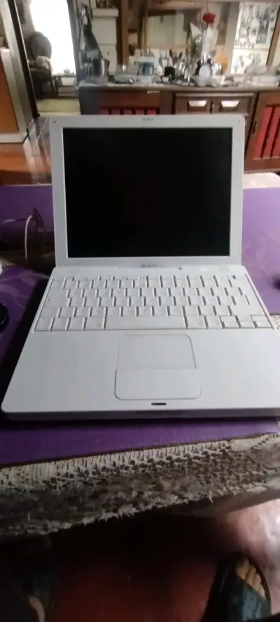 Laptop iBook G4 blanca - miniatura 1