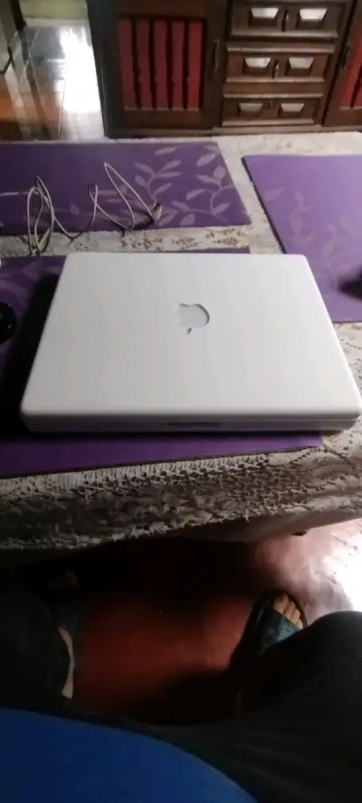 Laptop iBook G4 blanca - miniatura 2