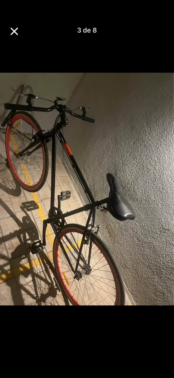 Bicicleta urbana negra y roja - 2