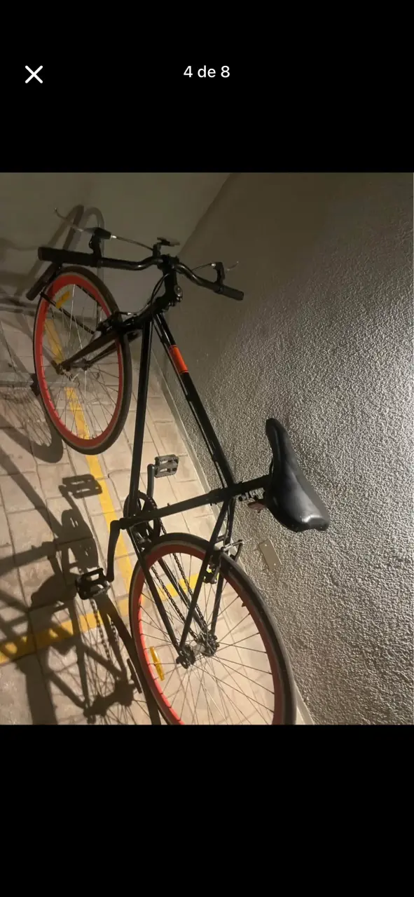 Bicicleta urbana negra y roja - 3