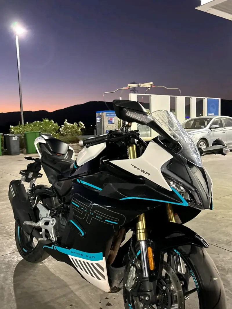 Moto deportiva 400SR negra