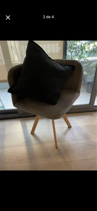 Silla con cojín negro - miniatura 1