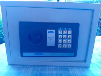Caja fuerte electrónica - miniatura 1
