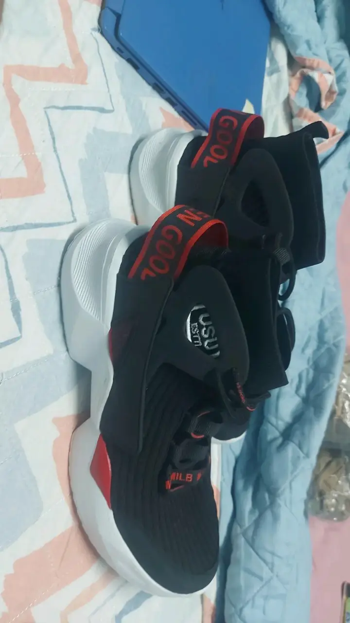 Zapatillas de salida negras y rojas - 1