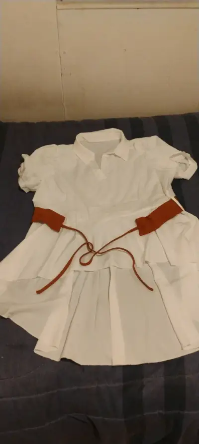 Blusa blanca con cinturón - miniatura 1