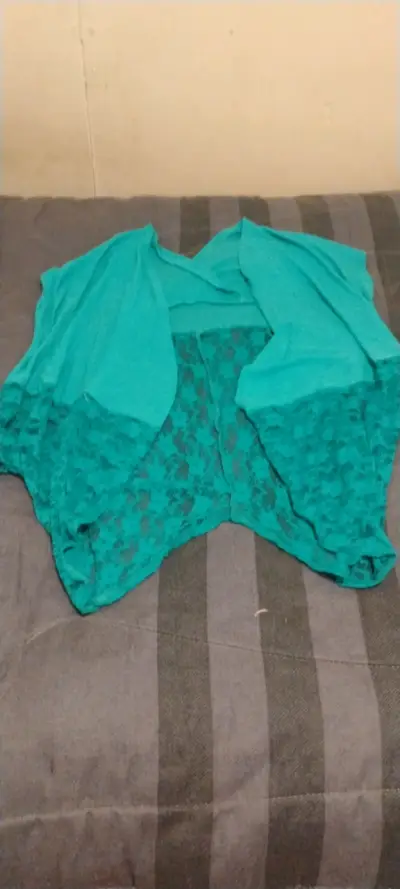 Blusa blanca con cinturón - miniatura 2
