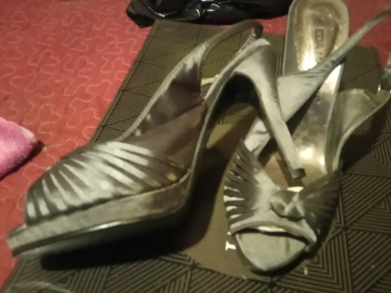 Tacones altos grises se satín con diseño elegante - 1