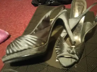 Tacones altos grises se satín  con diseño elegante - miniatura 1