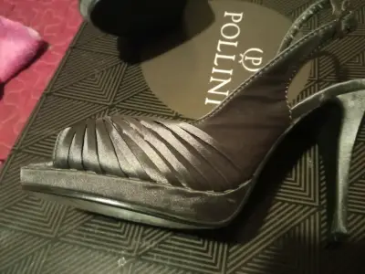 Tacones altos grises se satín  con diseño elegante - miniatura 2