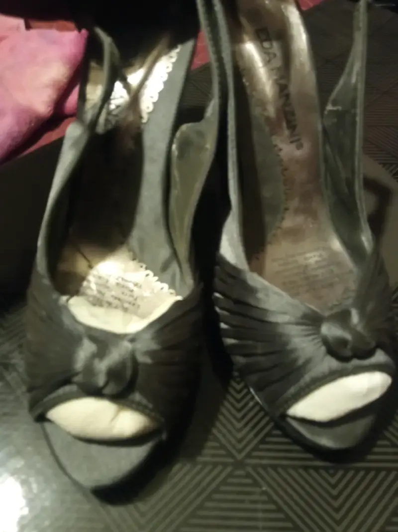 Tacones altos grises se satín con diseño elegante - 3