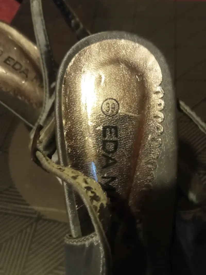 Tacones altos grises se satín con diseño elegante - 4