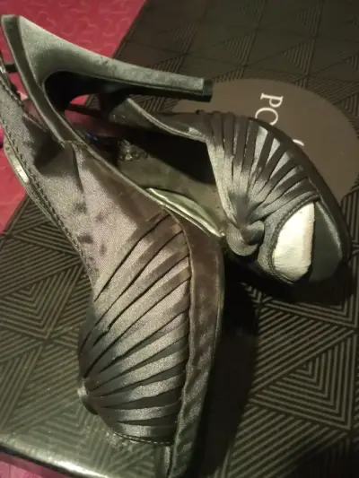 Tacones altos grises se satín  con diseño elegante - miniatura 5