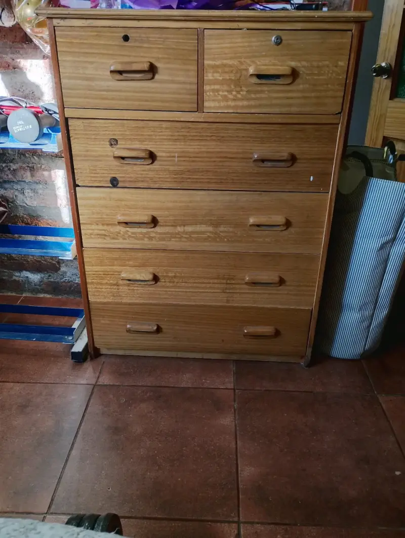 Cómoda de madera con cajones