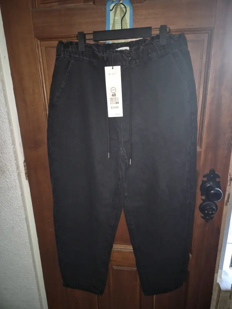 Pantalón negro con etiqueta