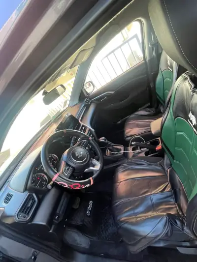 Auto SUV Suzuki interior - miniatura 1