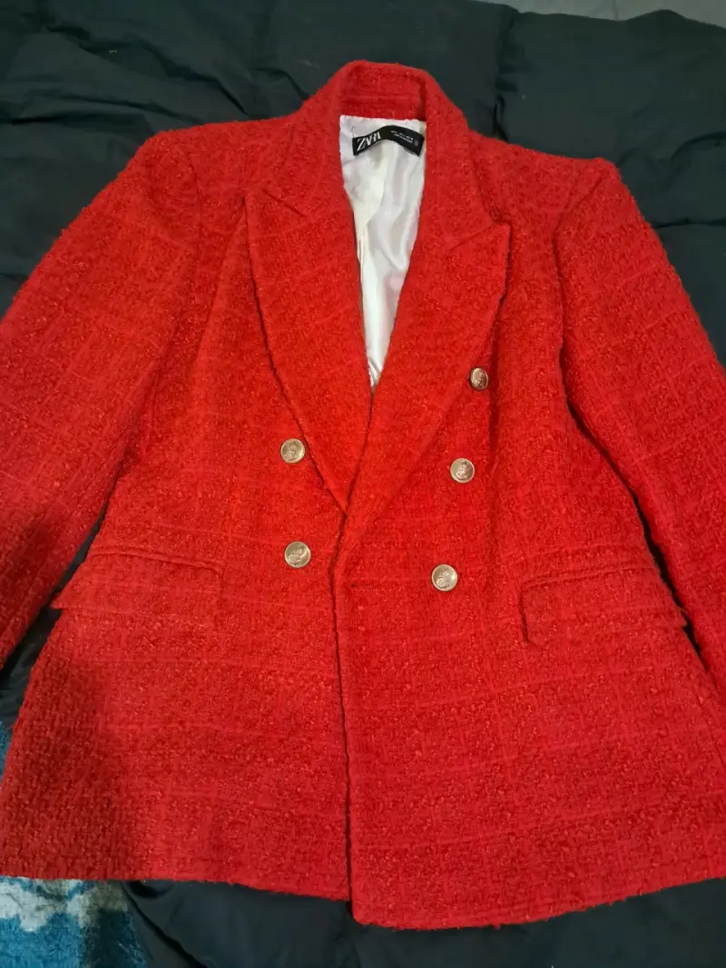 Blazer rojo con botones dorados - 1