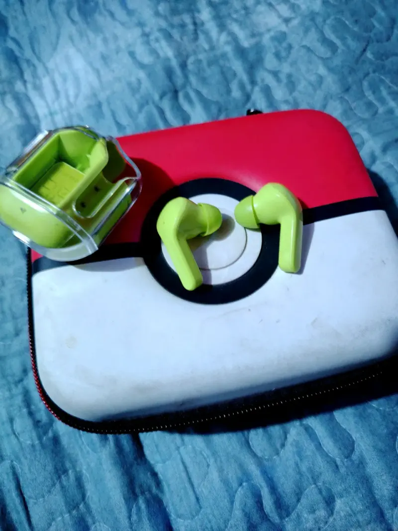 Audífonos inalámbricos verde y estuche pokemon - 1