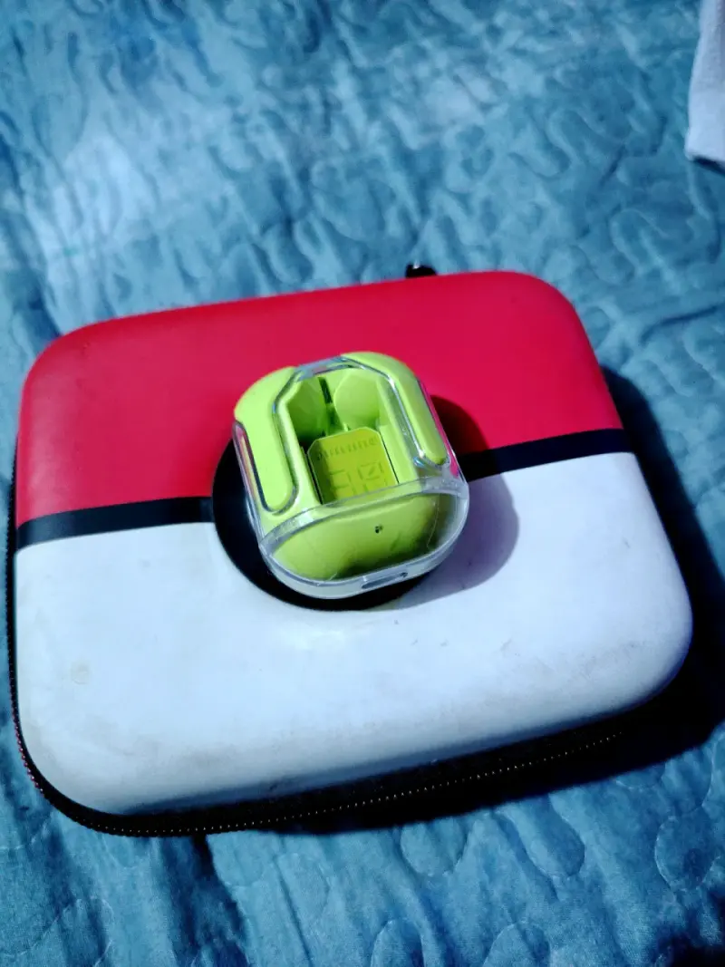 Audífonos inalámbricos verde y estuche pokemon - 2