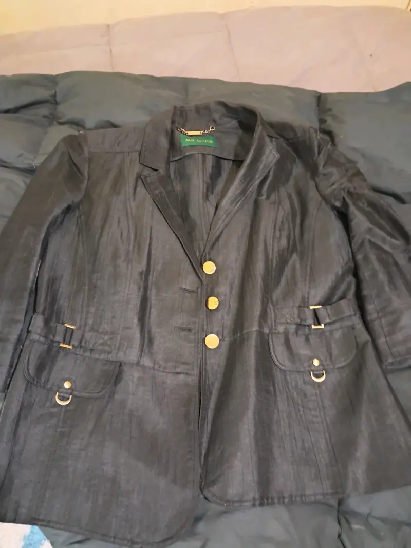 Blazer negro con botones dorados - 1