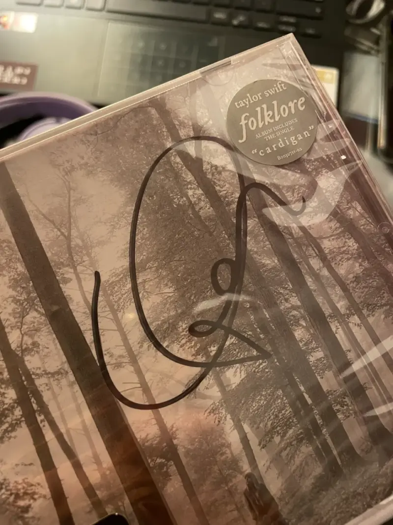 CD Folklore de Taylor Swift FIRMADO - 3
