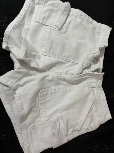 Shorts blancos con bolsillos - miniatura 1