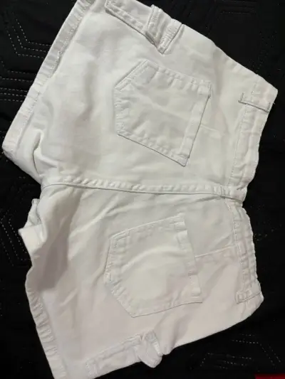 Shorts blancos con bolsillos - miniatura 2