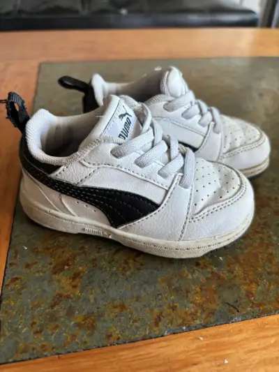 Zapatillas blancas infantiles marca puma. - miniatura 1