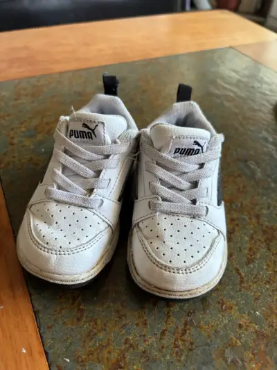 Zapatillas blancas infantiles marca puma. - miniatura 2