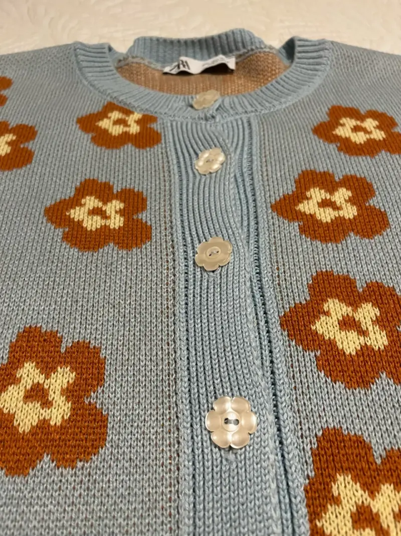 Cardigan azul con flores - 3