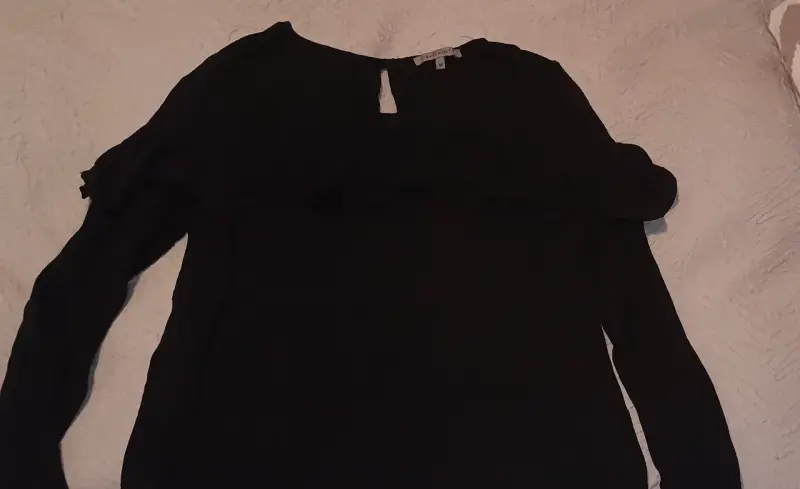 Blusa negra con volantes