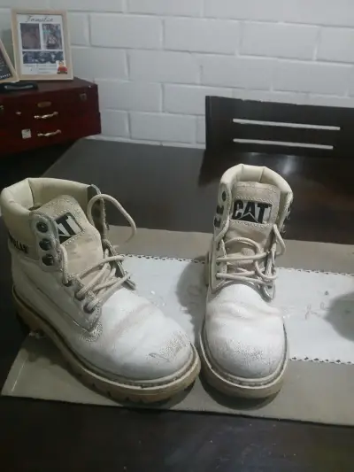 Botas blancas CAT usadas - miniatura 1