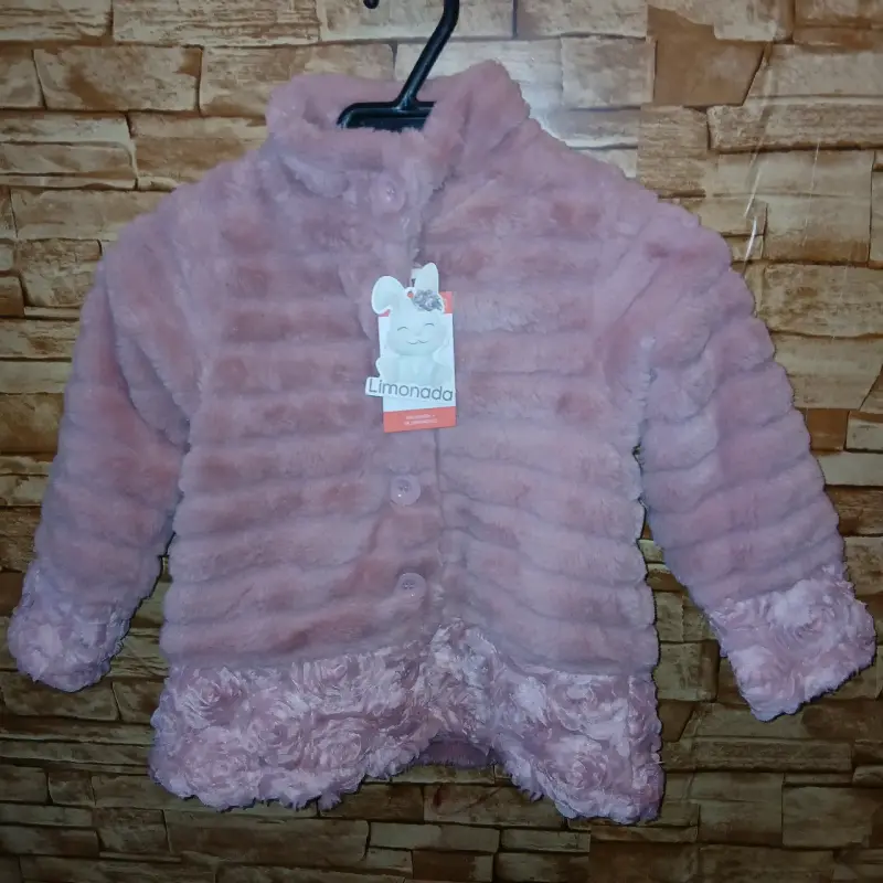 Chaqueta de peluche rosada para niña