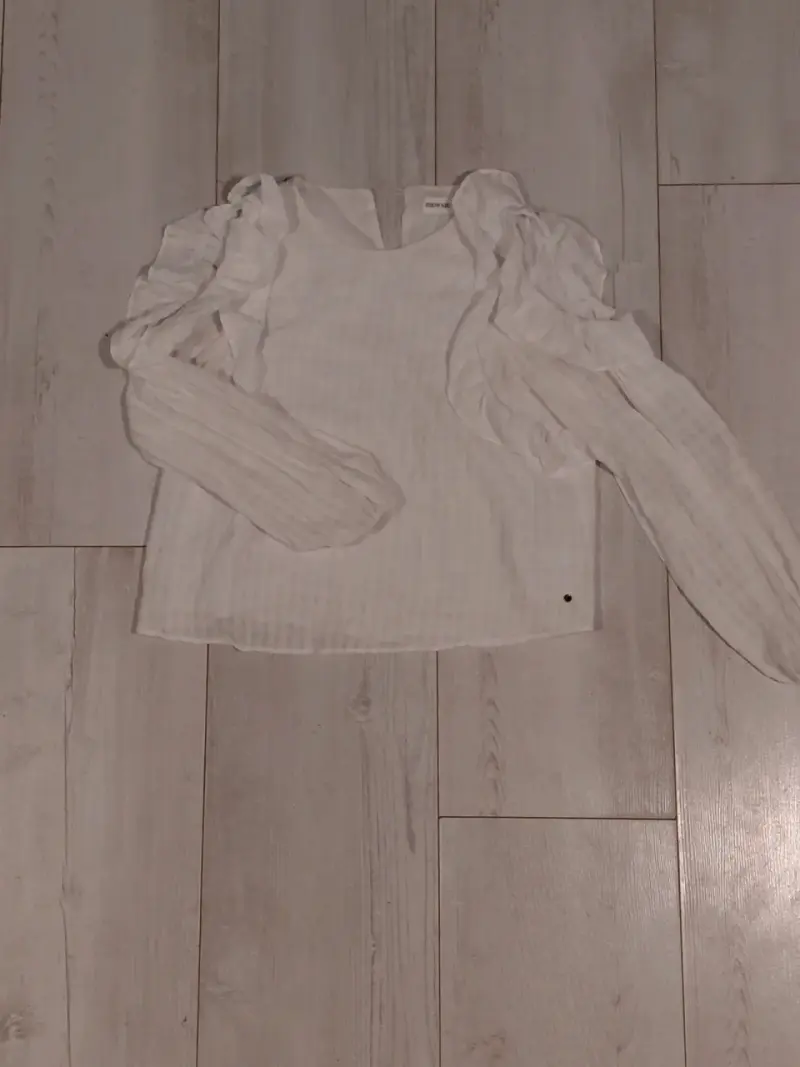 Blusa blanca con volantes
