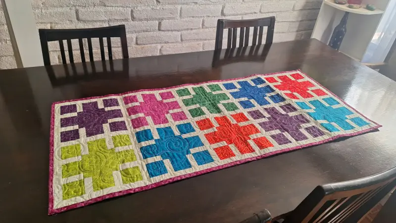 Camino de mesa colorido hecho a mano