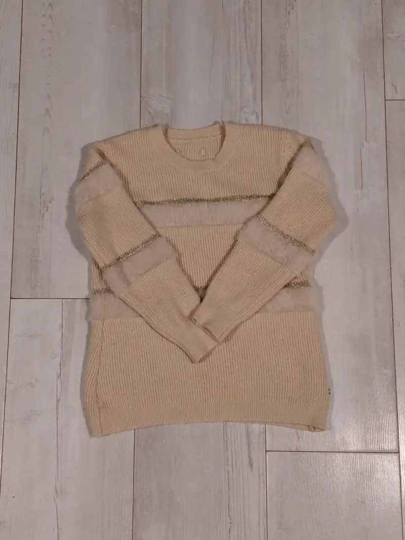 Suéter beige con detalles peludos